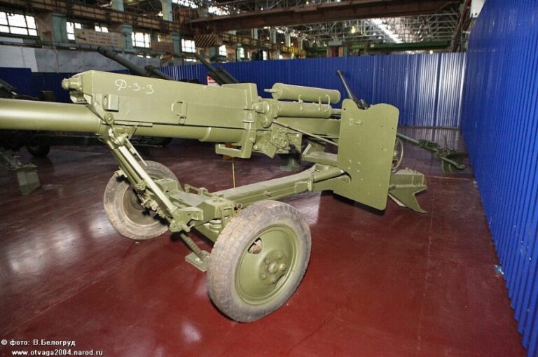 122-мм гаубица Д-3-3 из триплекса Роза. Два других орудия — 100-мм нарезная и 100-мм гладкоствольная противотанковые пушки.