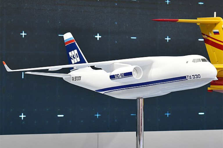Макет Ту-330