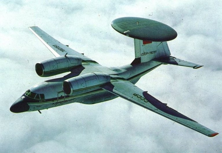 Опытный Ан-71 в полете