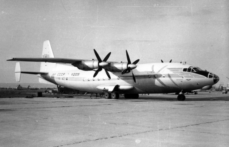 Антонов Ан-10 «Аэрофлота». Регистрационный номер — СССР-11205.