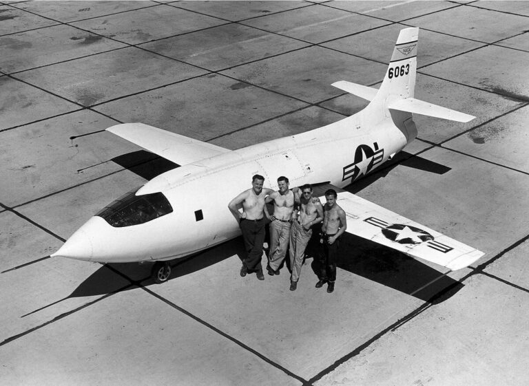 Bell X-1 — экспериментальный самолёт ВВС США, разработанный Bell Aircraft в 1946 году