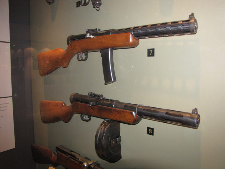 ППД обр. 1934/38 гг. раннего (сверху) и позднего (снизу) выпуска; хорошо виден барабанный магазин у второго образца.