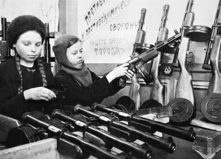 Пятнадцатилетние девушки Нина Николаева и Валя Волкова собирают пистолеты-пулеметы ППД. Ленинград, декабрь 1942 года