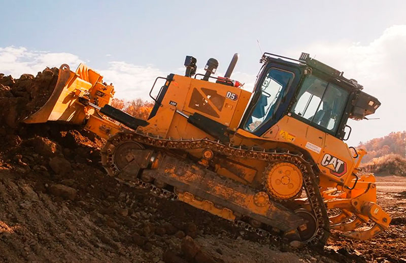 Реальное фото автономного экскаватора Caterpillar в действии без оператора на демонстрации CES 2026, копка и погрузка грунта