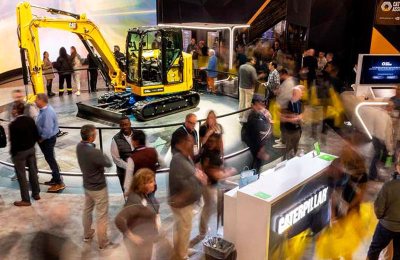 Автономный экскаватор Caterpillar в операции копки и погрузки на CES 2026, реальное фото демонстрации
