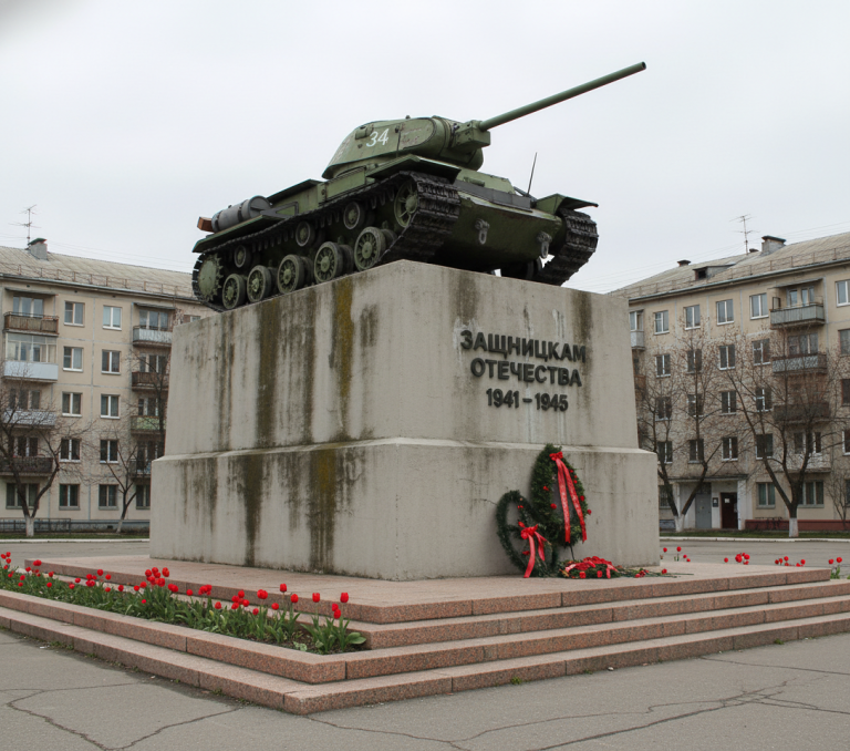 памятник в одном из городов России. На постаменте — Т-34-85, символ победы