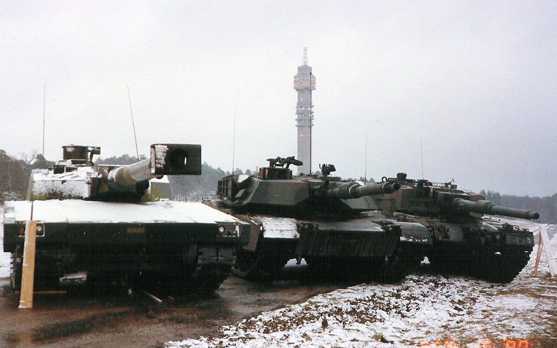 Макетный Strv 2000 и претенденты. Выбрали Leopard 2