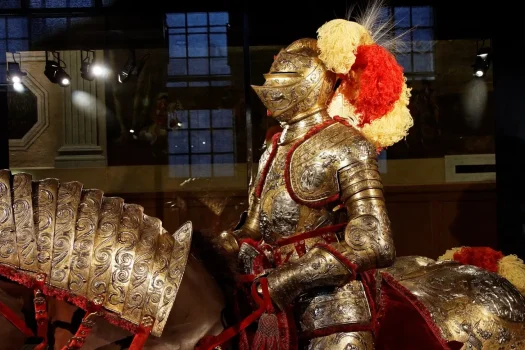 Пластинчатый кринет – нашейник – был тоже весь украшен чеканными узорами, хотя и не очень-то и сложными…