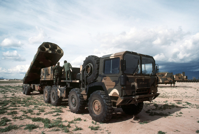 Пусковая установка TEL комплекса BGM-109G Gryphon (GLCM). TEL — это аббревиатура, расшифровывается как Transporter, Erector, Launcher. Я пытался как-то адекватно перевести на русский по словам, но это что-то невозможное. Самое близкое на нашем — СПУ, то есть самоходная пусковая установка.
