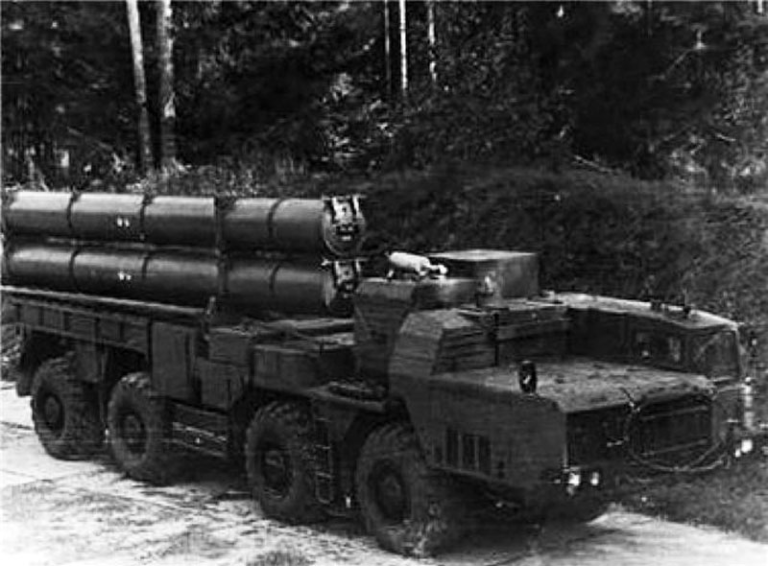 АСПУ РК-55 «Рельеф» в Елгаве во время утилизации комплексов. На машине смонтированы только два ТПК с ракетами