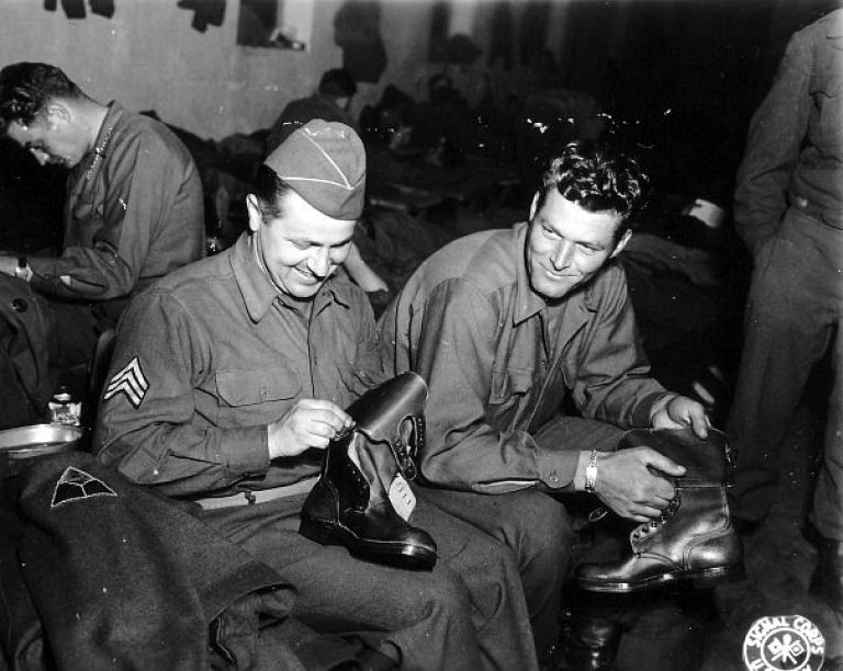 Бойцы 41-го пехотного полка армии США вощат свежевыданные Service Combat Boots