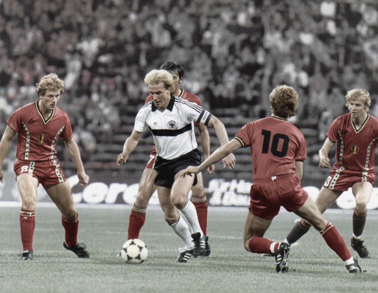 Карл-Хайнц Румменигге в окружении бельгийских игроков