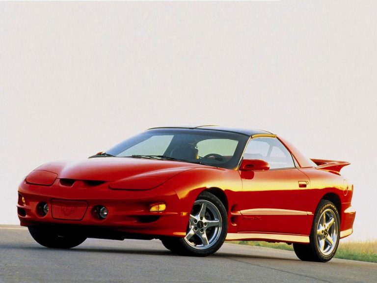 Pontiac Firebird последнего 4 поколения. На мой взгляд самый яркий представитель этой модели. Многие могли его видеть в России. Данную машину завозили серые диллеры 