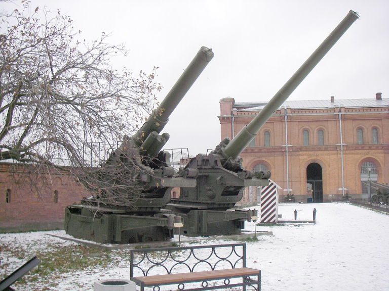 305-мм гаубица Бр-18 (слева) и 210-мм пушка Бр-17 (справа) в Санкт-Петербургском Артиллерийском музее