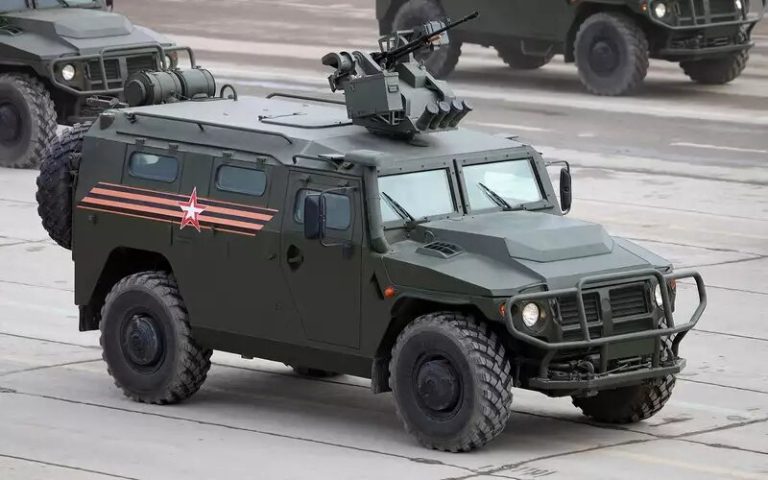 Российский бронеавтомобиль Тигр, вооруженный модулем Арбалет-ДМ с 12,7 мм пулеметом.