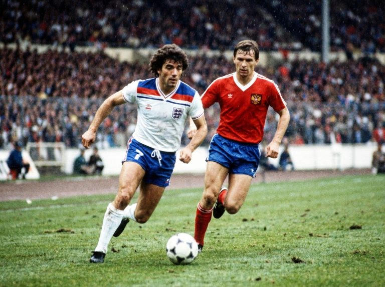 На фото Кевиг Киган уходи от российского защитника