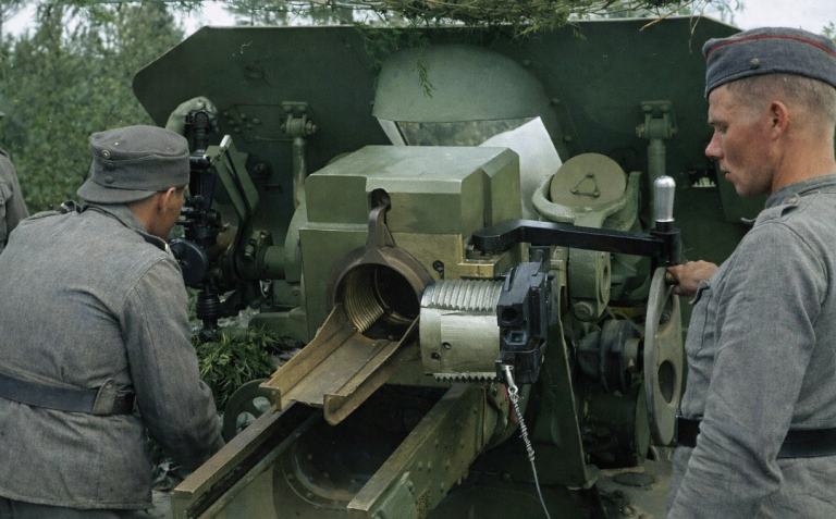 Финский расчет с трофейной 152-мм гаубицы М-10