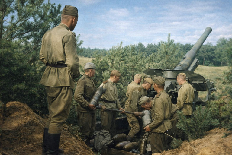 Боевой расчет 152-мм гаубицы М-10