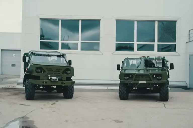 Вездеход «Пластун-ТТМ»: пять вариантов одной платформыВездеходы «Пластун-ТТ» (слева) и «Пластун-ТТМ»