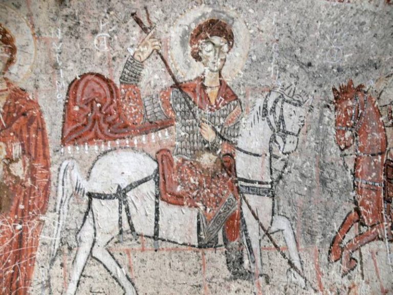 Что всегда отличало восточных воинов от западных, так это использование ими луков и доспехов из металлических пластин, лучше защищающих от стрел. Фреска с изображением Святого Георгия в доспехах конного воина из церкви Гёреме в Турции, 1000-1199 гг.