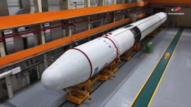 Изображение: пресс-служба РоскосмосаВ ноябре 2025 года СМИ сообщили о прибытии ракеты-носителя «Союз-5» на космодром Байконур. Ступени ракеты были доставлены в сборочно-испытательный центр. С тех пор там идут приготовления к предстоящему запуску. Пресс-служба Роскосмоса опубликовала кадры прибытия ракеты.