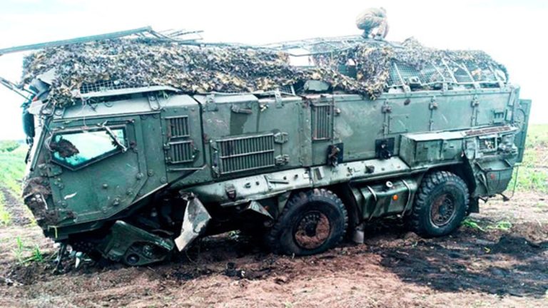 На фотографии: бронеавтомобиль «Тайфун-К» подорвался на противотанковой мине ТМ-62. Машина потеряла переднее колесо и не сможет продолжить движение, но экипаж и десант остались живы и невредимы. Она выполнила свою главную задачу. Фото из открытых источников.