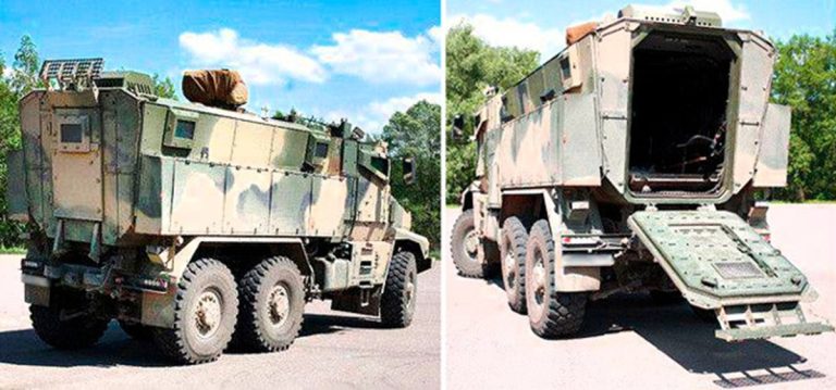 На фотографии: бронеавтомобиль «Тайфун-У», боковые двери открываются пневмоприводом. На крыше люки и аппарель (откидная задняя дверь) для эвакуации. Фото из открытых источников.