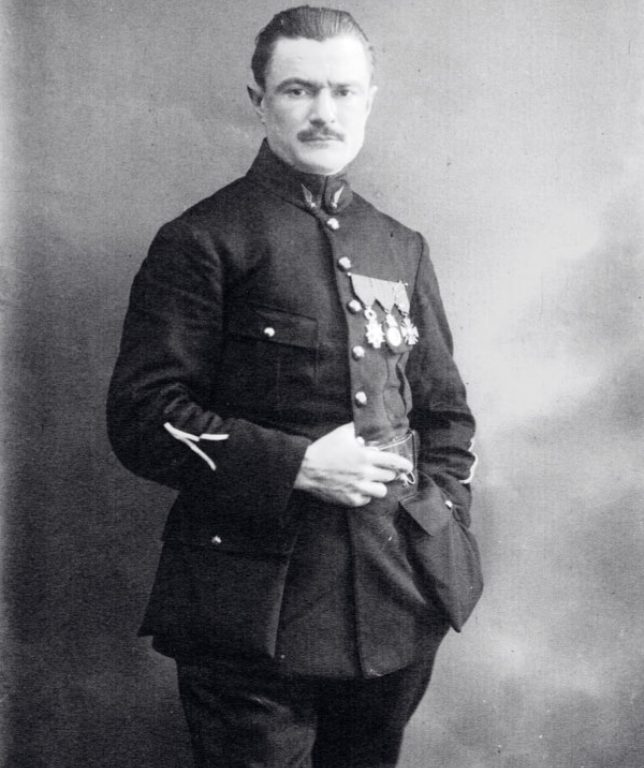 Жюль Ведрин, сфотографированный в 1916 году во время службы в эскадрилье N 3, где отличился, выполняя специальные задания по высадке шпионов и диверсантов в тылу немецких войск