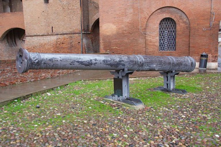 Феррарская «двойная усиленная» кулеврина «Регина» калибром 100 фунтов, отлитая в 1556 году. Примерно такие же размеры и внешний вид могла иметь «аркебуза Малатесты»