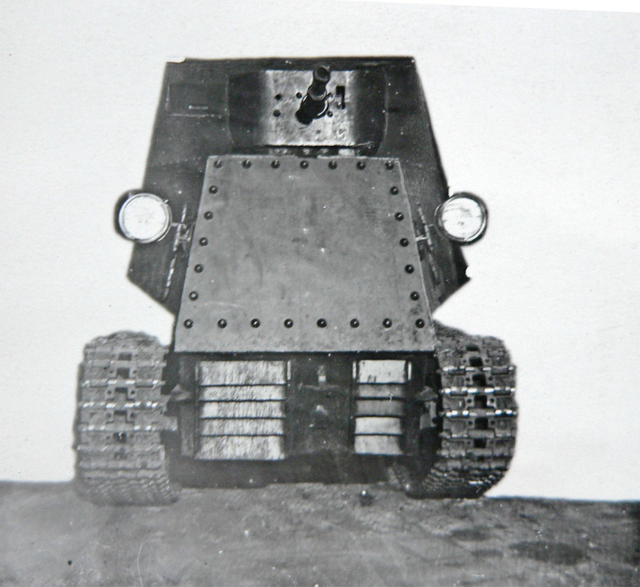 Лобовой лист перед моторным отделением крепился на болтах, чтобы облегчить обслуживание