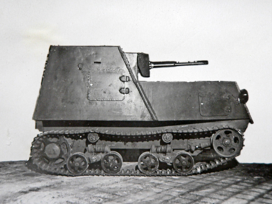 В борту со стороны места механика-водителя был сделан большой люк