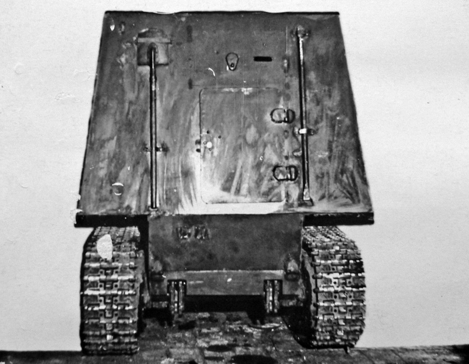 Доступ в боевое отделение осуществлялся через большой кормовой люк