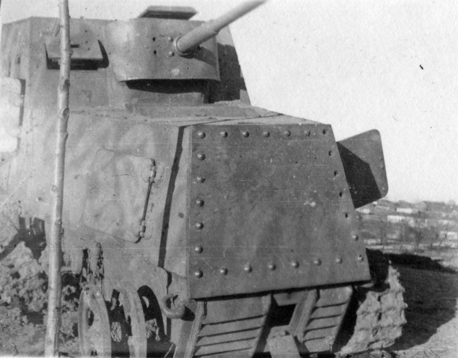 Подбитый ХТЗ-16. Хорошо заметно, что бронетрактор имел камуфляжную окраску