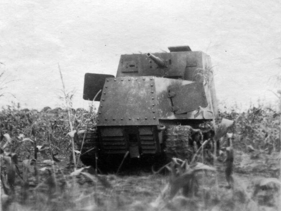 Этот ХТЗ-16 пережил 1941 год, его подбили уже весной 1942 года