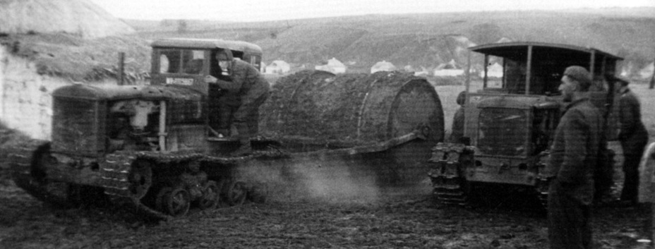 На снимке сразу два типа тракторов, производство которых немцы освоили в Харькове. Разница не только в кабинах, но и в гусеницах