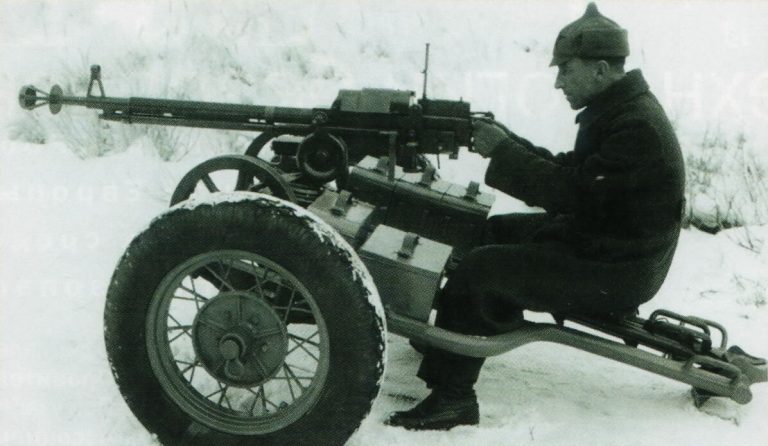 Пулемет ДШК на станке Владимирова, установленный на транспортный прицеп