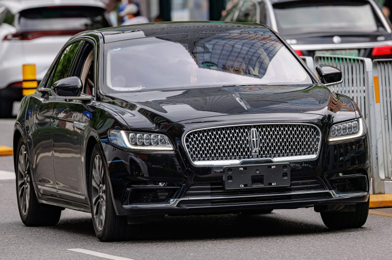 Последняя выпускавшаяся модель Lincoln Continental 10-го поколения