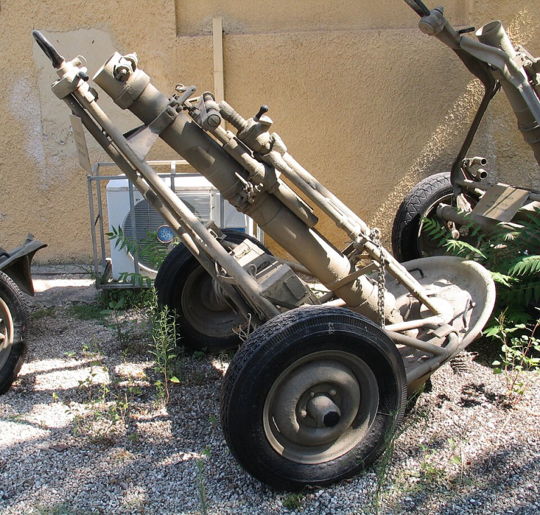 120-мм полковой миномёт образца 1955 года (М-120), индекс ГРАУ 52-М-846, который стал прообразом орудия 2А51. Фотография в свободном доступе.