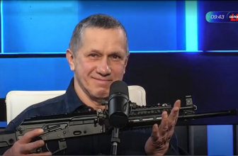 Заместитель председателя правительства РФ Юрий Трутнев с автоматом АК-12+ в эфире программы «Соловьёв Лайф»