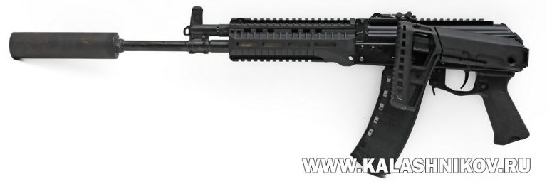 АК-12+5,45-мм автомат АК-12+ со сложенным прикладом. Заказчик пожелал установить на него традиционный для «калашниковых» U-образный целик. Однако, с учётом мушки на основании газовой камеры прицельная линия получилась слишком короткой для точного прицеливания даже на 100 м. Фото Михаила Дегтярёва
