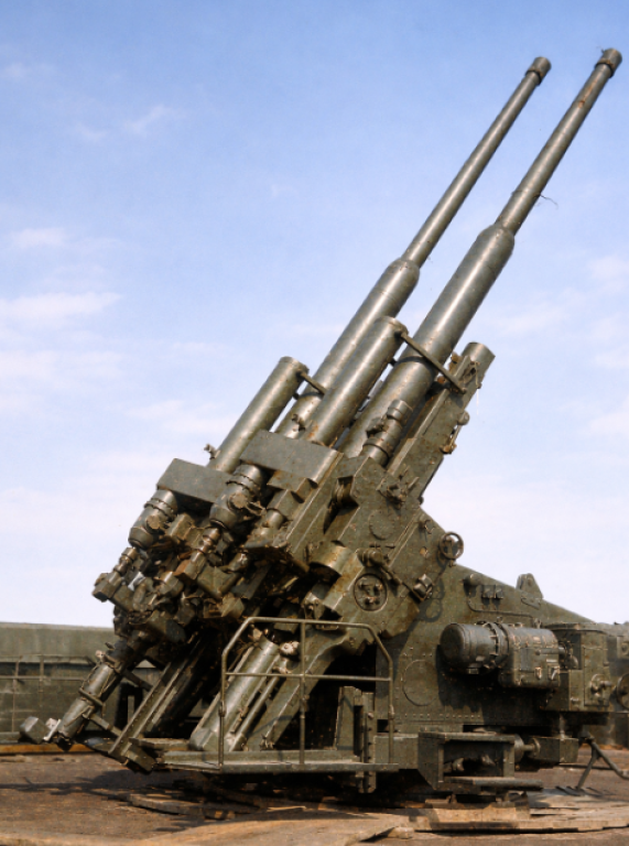 12,8-см зенитная пушка Flakzwilling 40/2, наиболее известный вариант Flak 40. Эти орудия использовались в зенитной обороне Берлина и Вены.