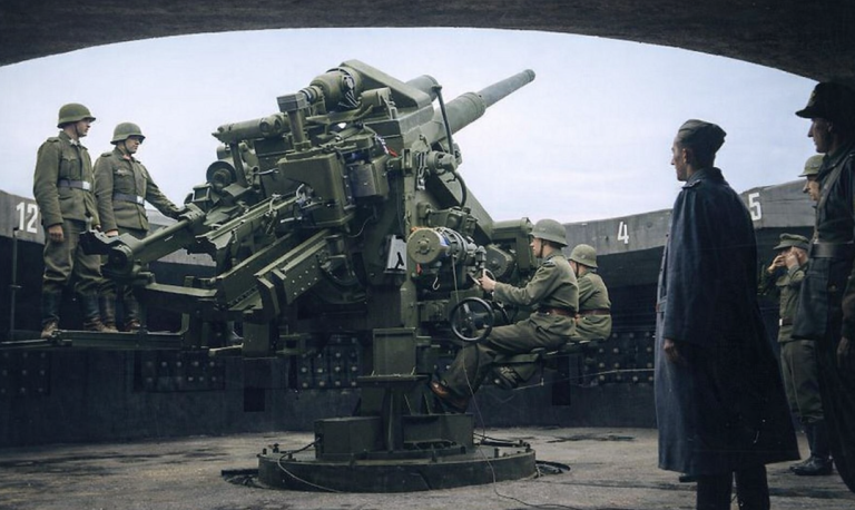 12,8-см зенитная пушка Flak 40 с полным расчетом в зенитной башне. Германия, деакбрь 1943.