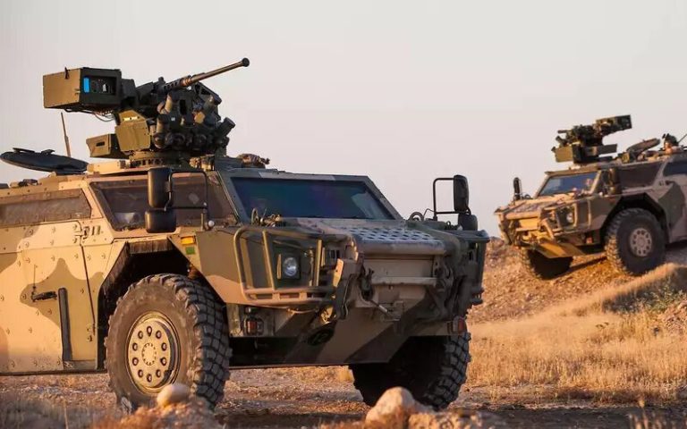 Разведывательный автомобиль Fennek. Ставка – на автономность и запас хода. На борту есть даже пила, топоры, лопата, болторез, цепи противоскольжения и три канистры с водой.