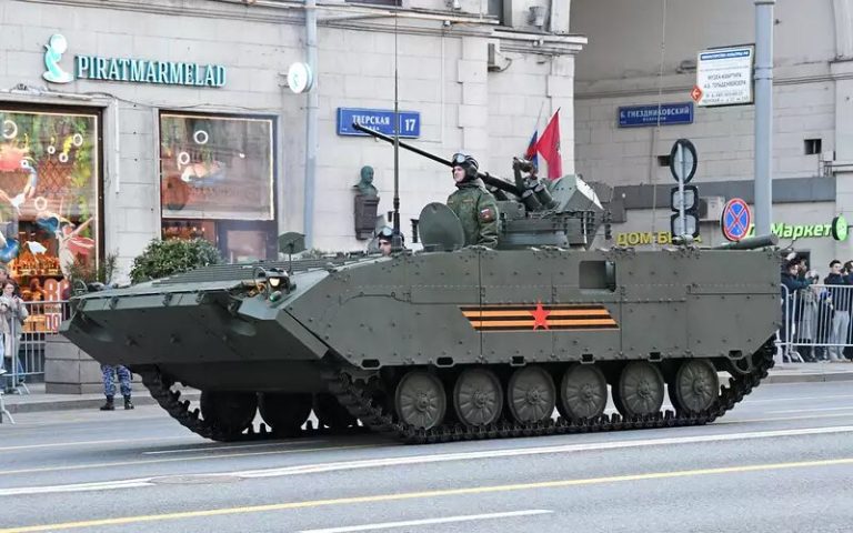 Труба поперек корпуса на корме – телескопическая мачта для антенны связи. На модуле вооружения смонтированы противокумулятивные решетки.