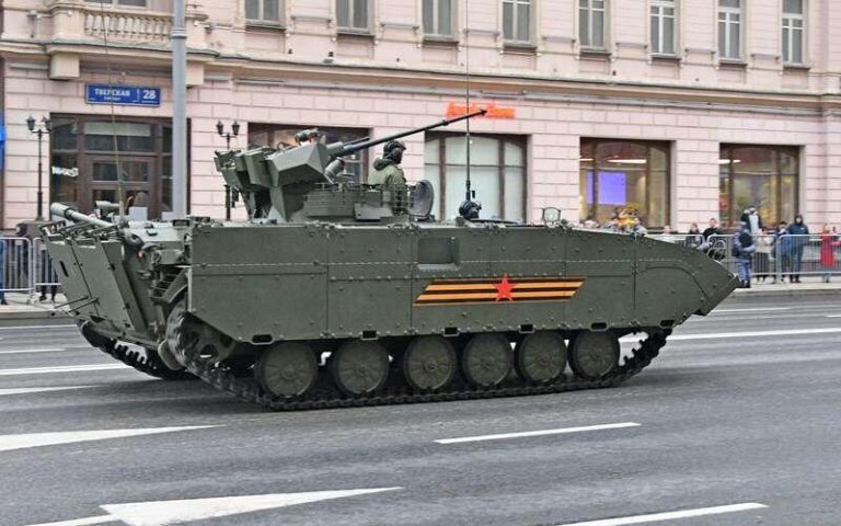 Бронекорпус гусеничной разведывательной машины БРМ-1К хорошо укрыт со всех сторон экранами динамической защиты.