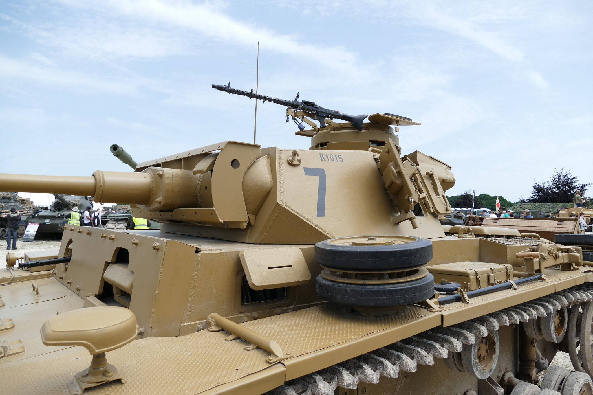 Ausf.L не имеет лючков на бортах башни