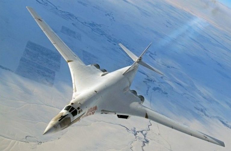 Ту-160. Хорошо видны разведённый в стороны крылья необходимы для посадки 