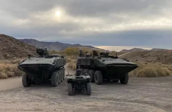 Бронетранспортер для морской пехоты ACV-P (слева) и экспериментальный «разведчик» ACV C4/UAS на его базе (справа).