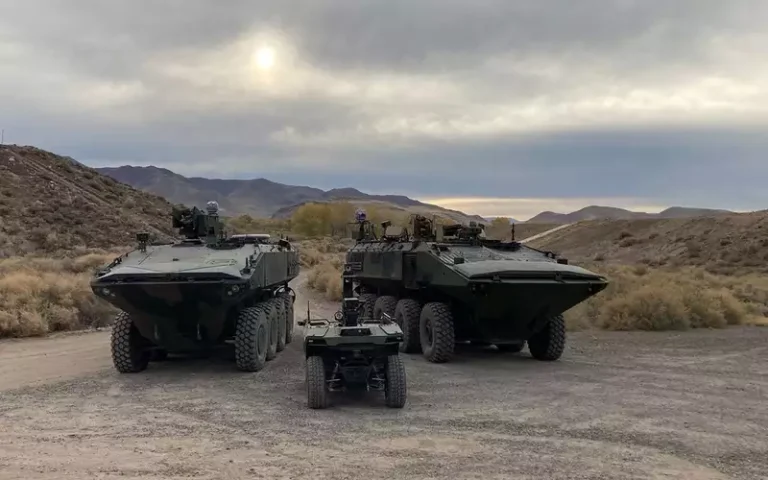 Бронетранспортер для морской пехоты ACV-P (слева) и экспериментальный «разведчик» ACV C4/UAS на его базе (справа).