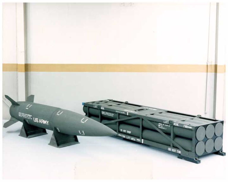 Ракета MGM-140 ATACMS и сменный пакет 227-мм ракет MFOM.
